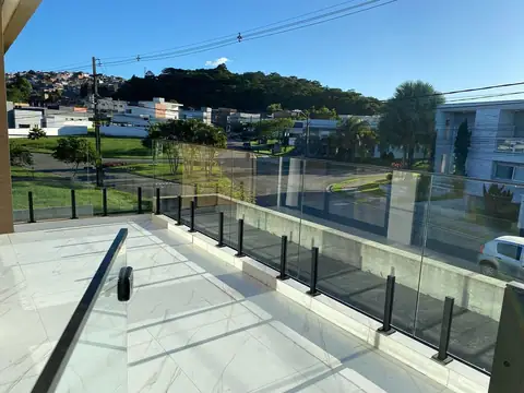 Terraço com guarda-corpo de vidro limpo em casa do Alphaville Francisco Brennand