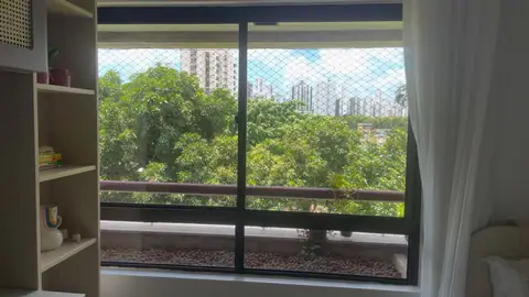 Janela de vidro limpa com vista para as árvores em apartamento de Casa Forte