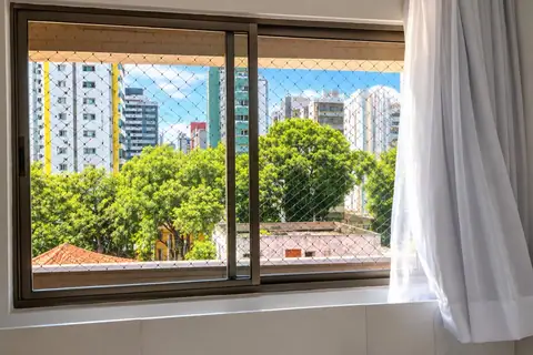 Janela de vidro limpa no Edf. Walter Turton, no Espinheiro