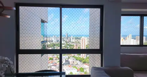 Janela de vidro limpa com vista de Recife no Edf. Jardins do Rosarinho